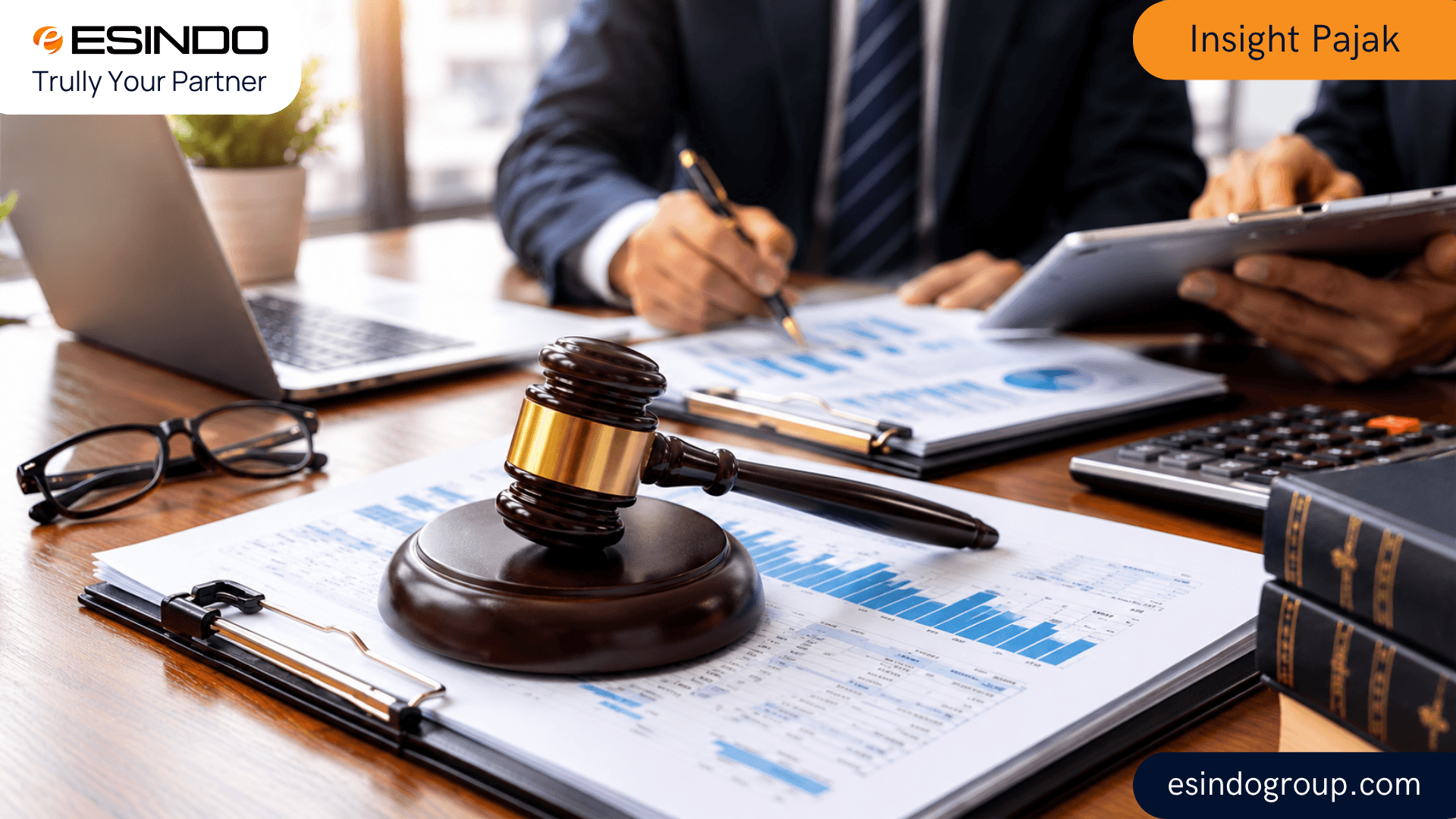 Cover artikel pajak tentang sengketa transfer pricing 2022 terkait penolakan transaksi jasa oleh fiskus, dengan ilustrasi palu hakim dan dokumen keuangan