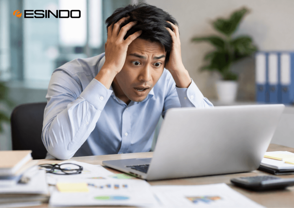 Karyawan kantor terlihat stres dan terkejut saat melihat data di laptop terkait permasalahan pajak atau sengketa transfer pricing