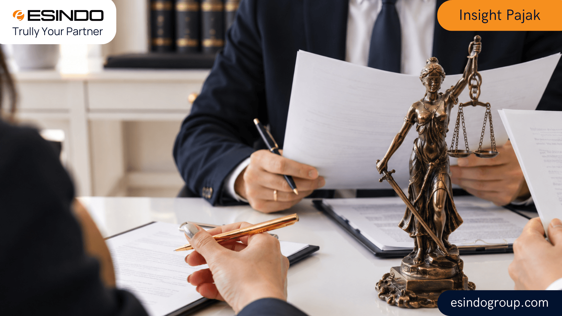 cover dokumen transfer pricing dan analisis laporan keuangan oleh tim pajak di kantor perusahaan