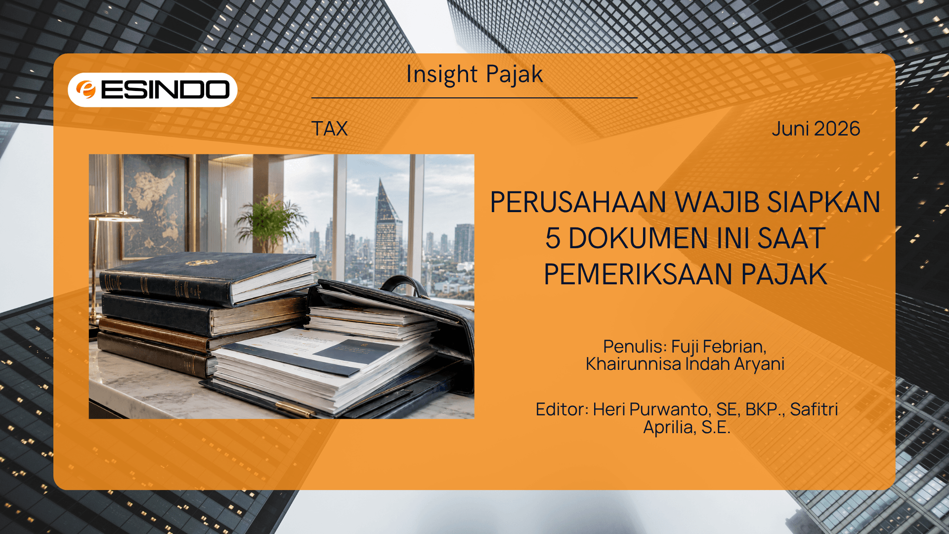 Sebuah tumpukan besar dokumen dan laporan keuangan perusahaan yang tertata rapi dalam portofolio kulit premium di atas meja kayu gelap di kantor eksekutif modern, melambangkan kesiapan dokumen pemeriksaan pajak.
