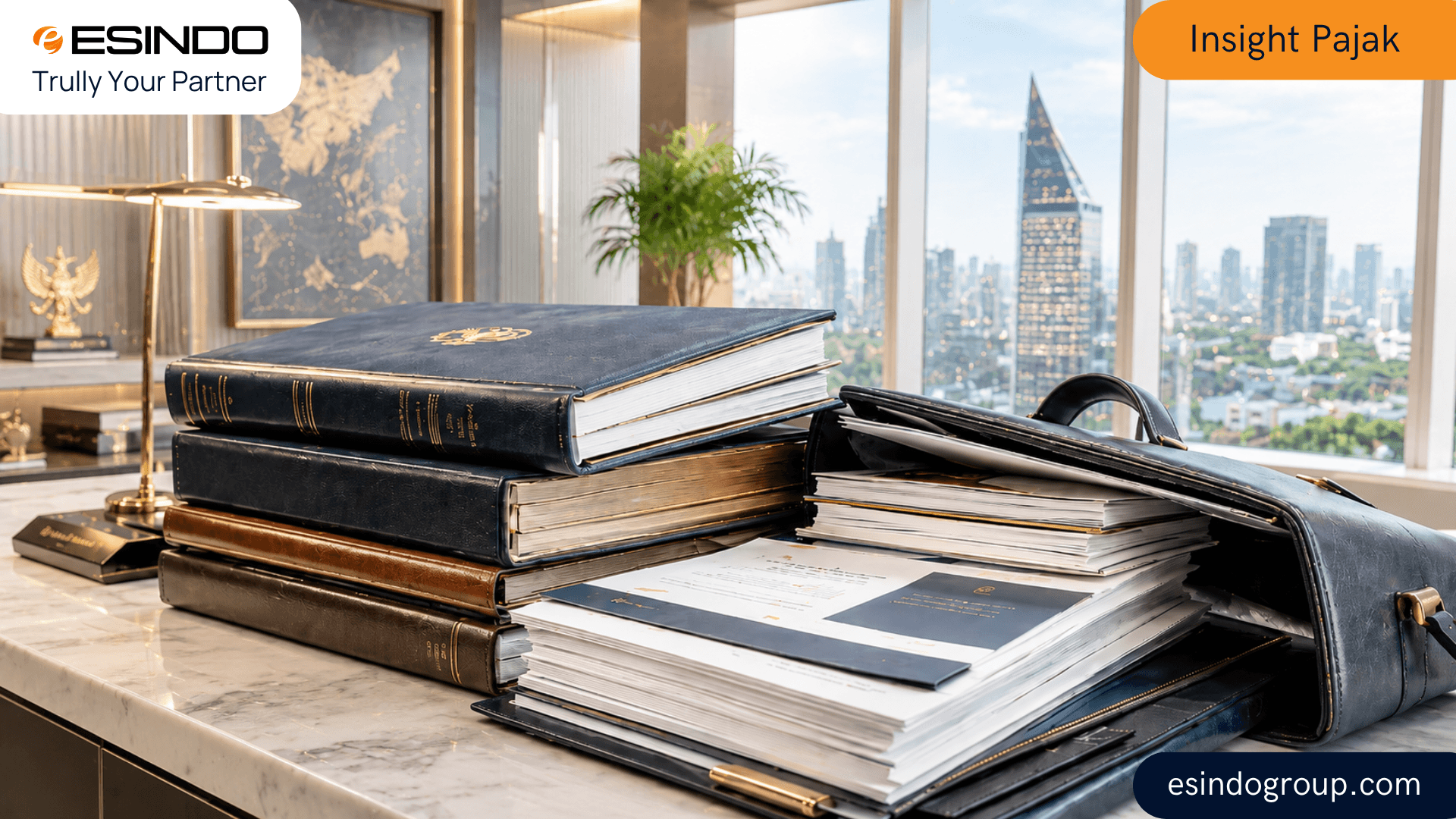 Sebuah tumpukan besar dokumen dan laporan keuangan perusahaan yang tertata rapi dalam portofolio kulit premium di atas meja kayu gelap di kantor eksekutif modern, melambangkan kesiapan dokumen pemeriksaan pajak.