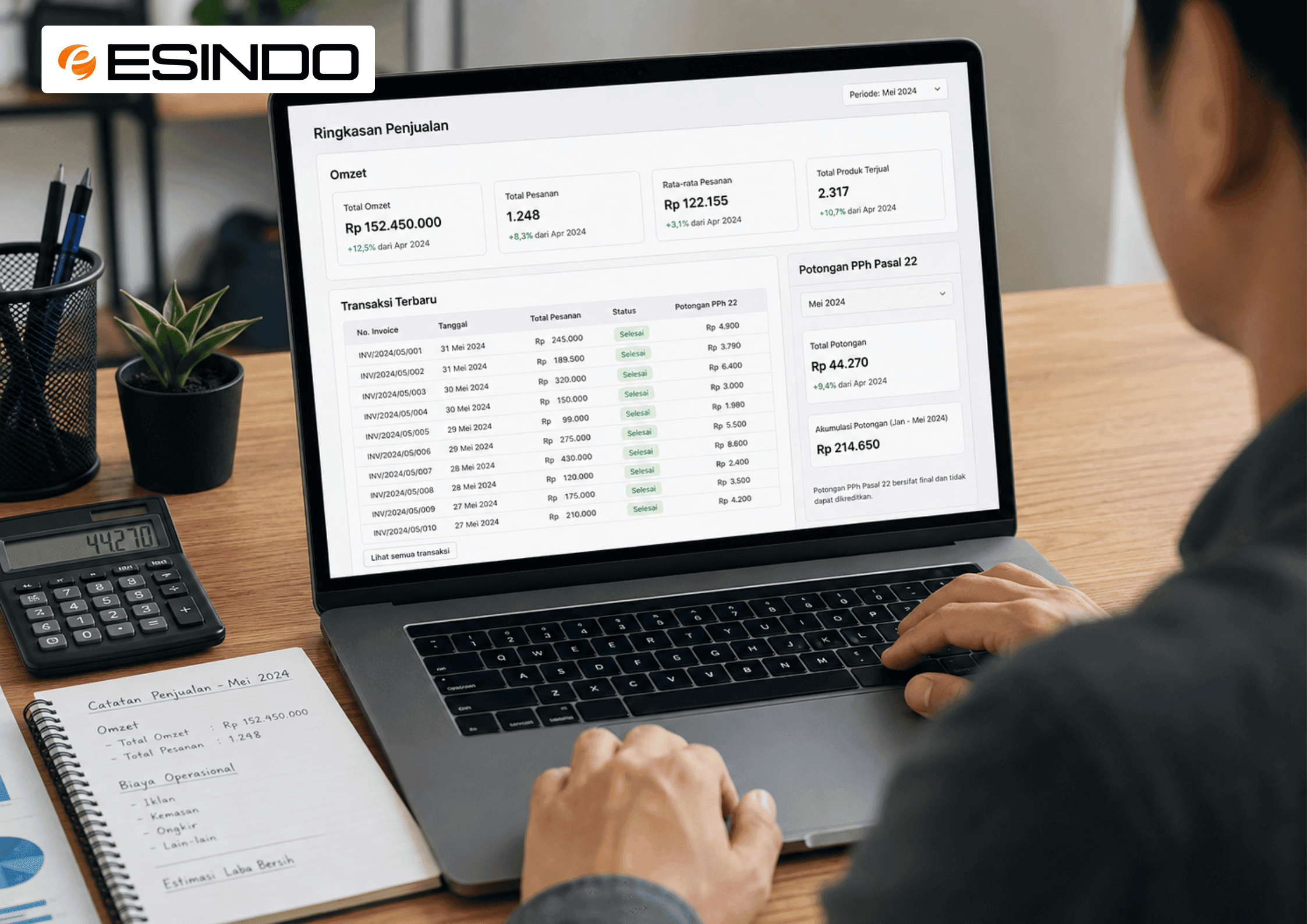 Seller memeriksa transaksi dan potongan pajak marketplace melalui laptop.
